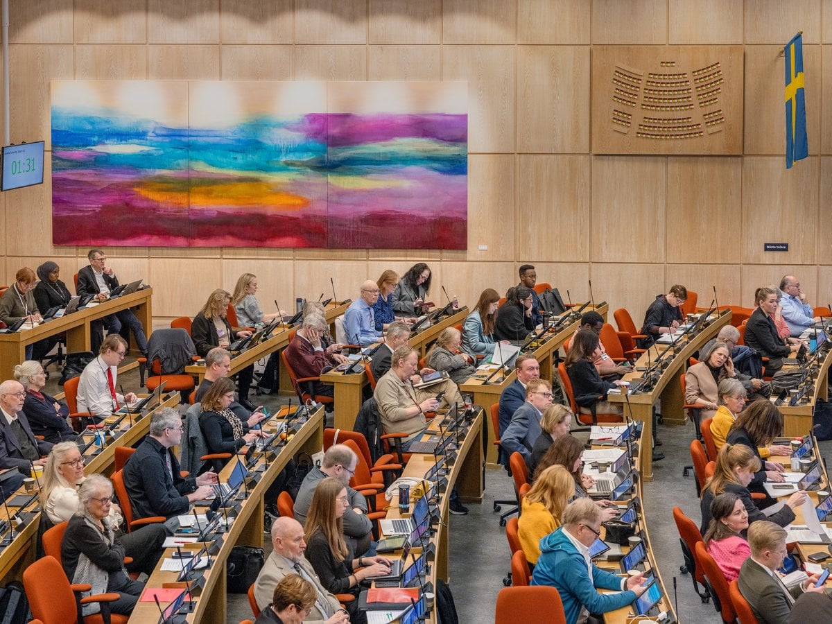 En grupp människor som sitter vid bord i ett rum