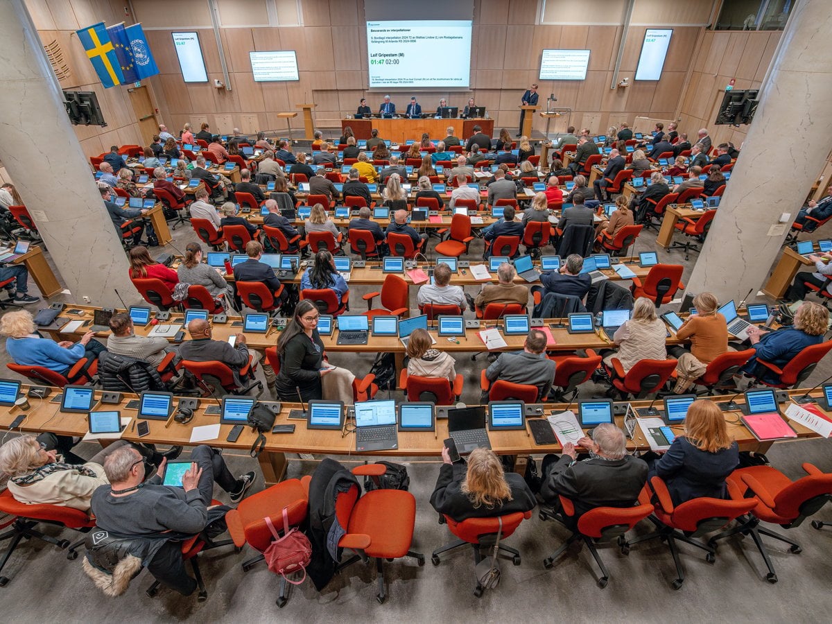Ett stort rum fyllt med människor som sitter vid skrivbord