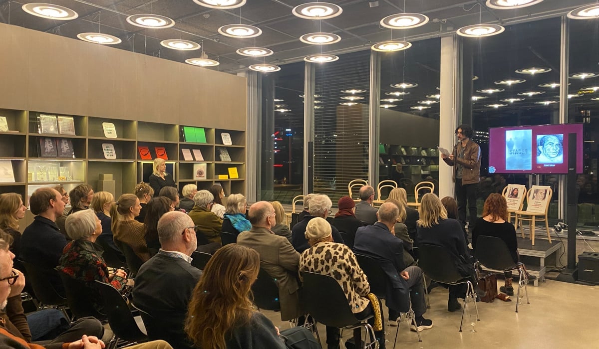 En grupp människor som sitter i stolar i ett rum.