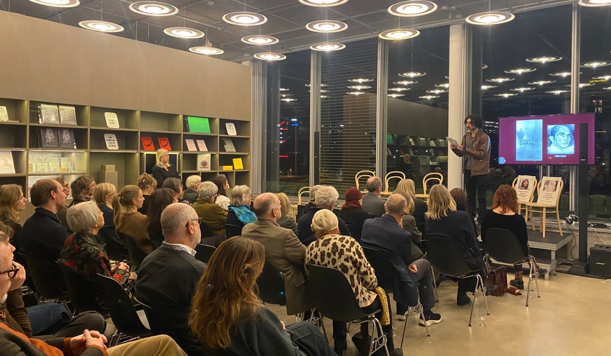 En grupp människor som sitter i stolar i ett rum.