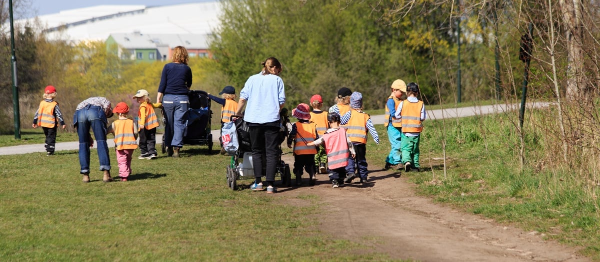 Förskolebarn på vårpromenad
