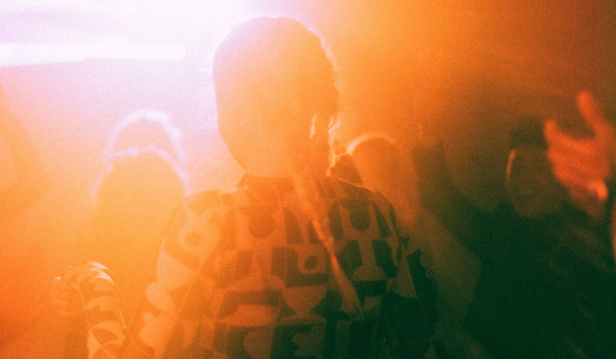 Ungdomar dansar på ett dansgolv i strålkastarljus