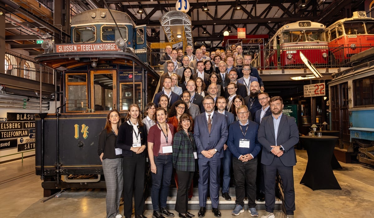 En grupp människor som står inomhus i en trappa.