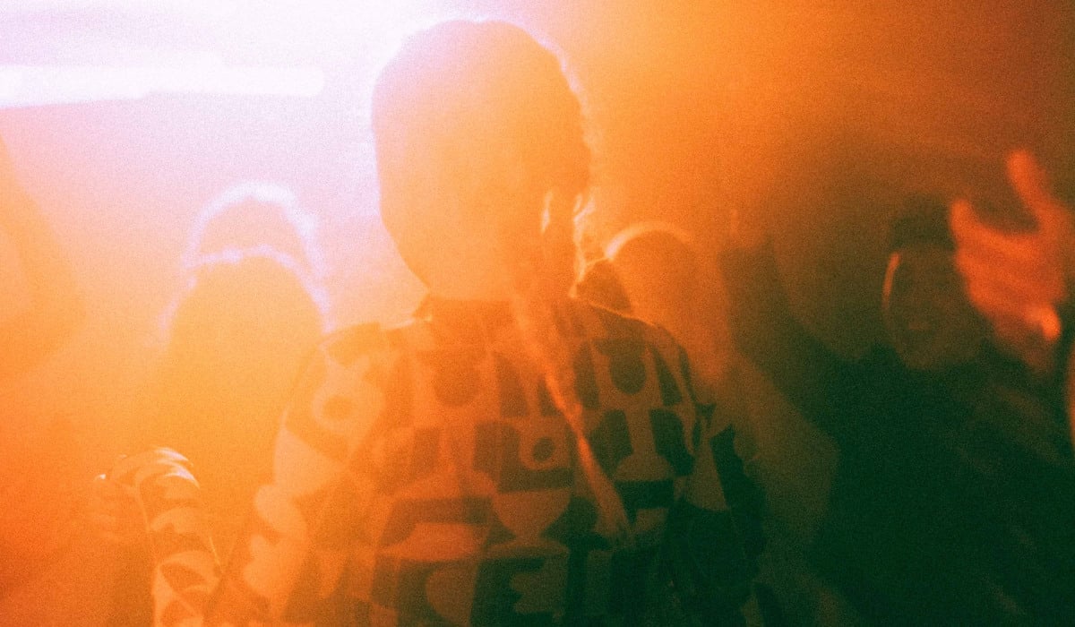 Ungdomar dansar på ett dansgolv i strålkastarljus