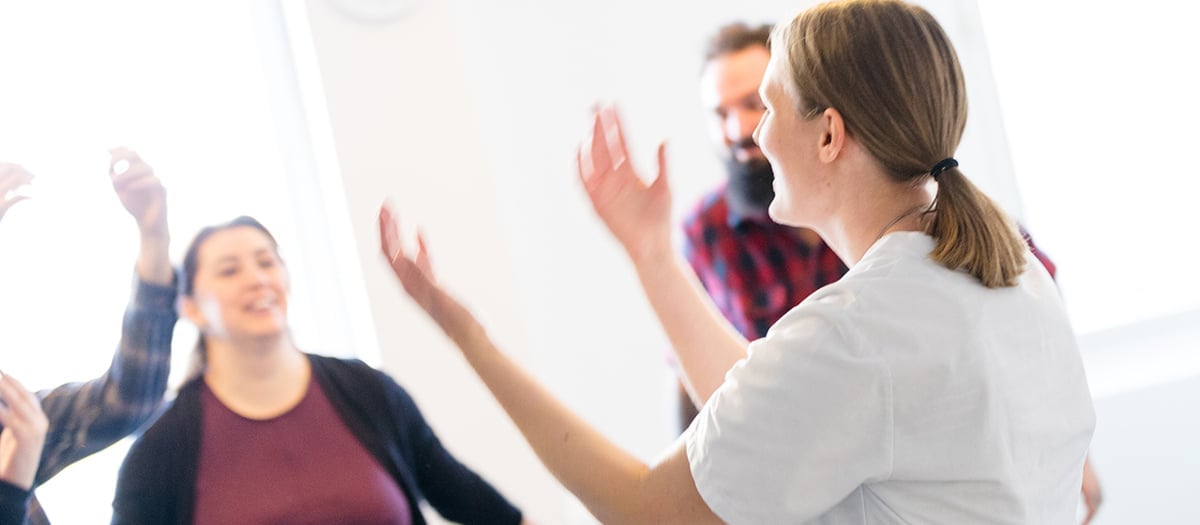 En grupp människor som står runt varandra.