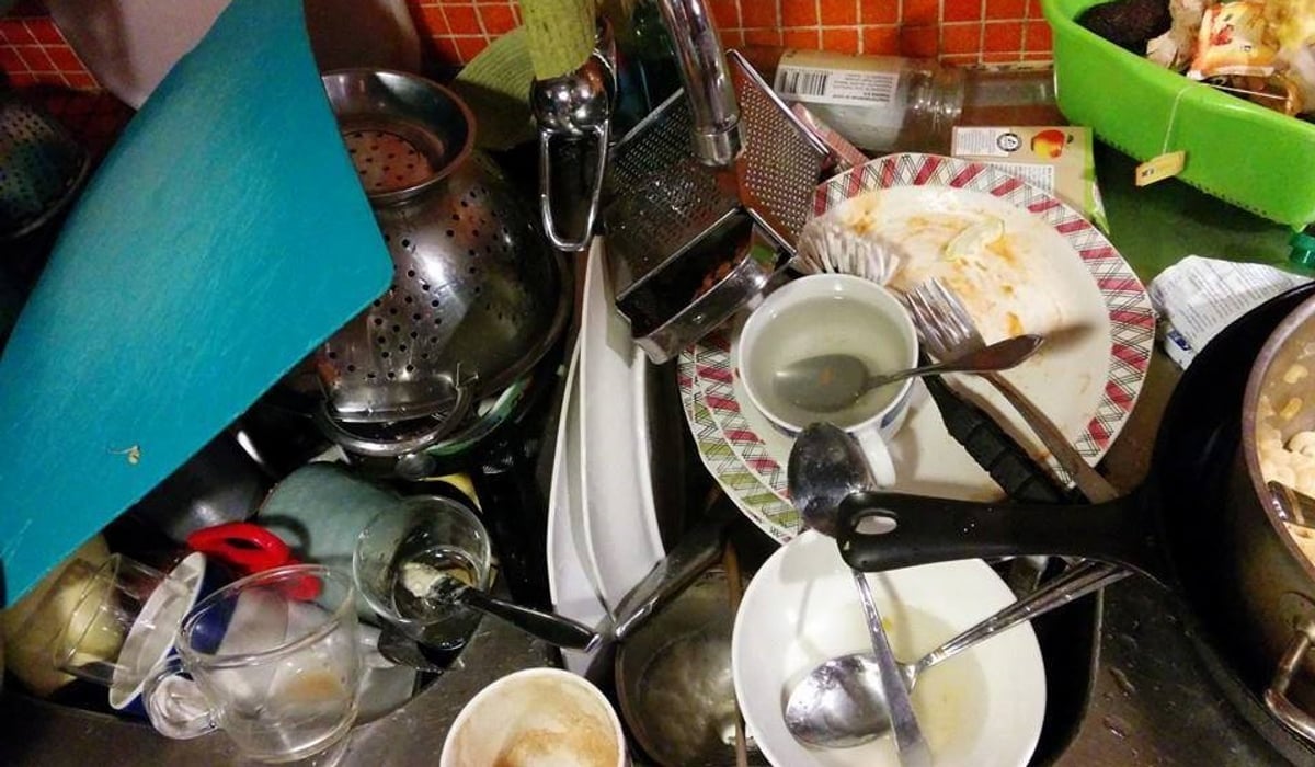 Massor av disk ligger huller om buller på en diskbänk.