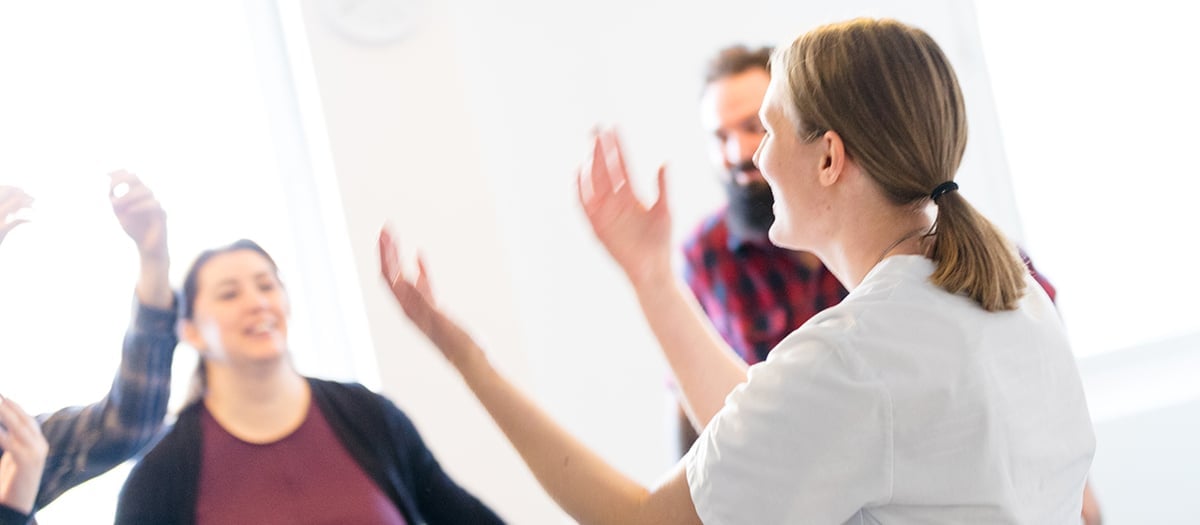 En grupp människor som står runt varandra.