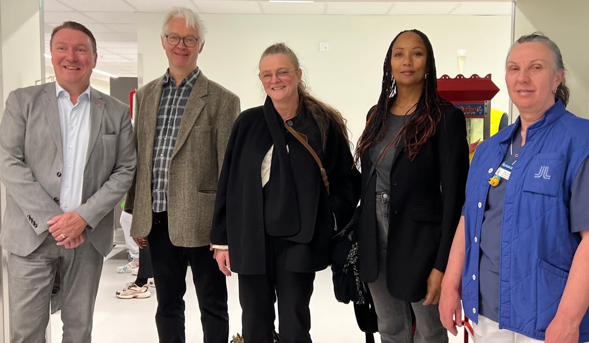 En grupp människor som står bredvid varandra.