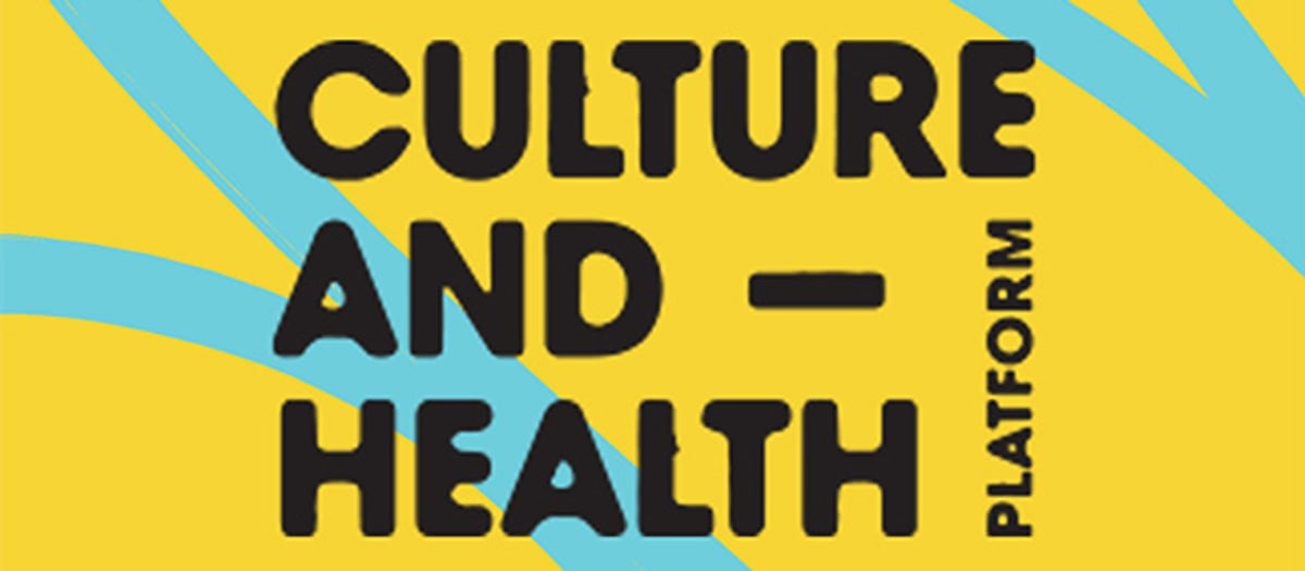 Logotyp för Culture and Health Platform på gul bakgrund med blå streck i bakgrunden.