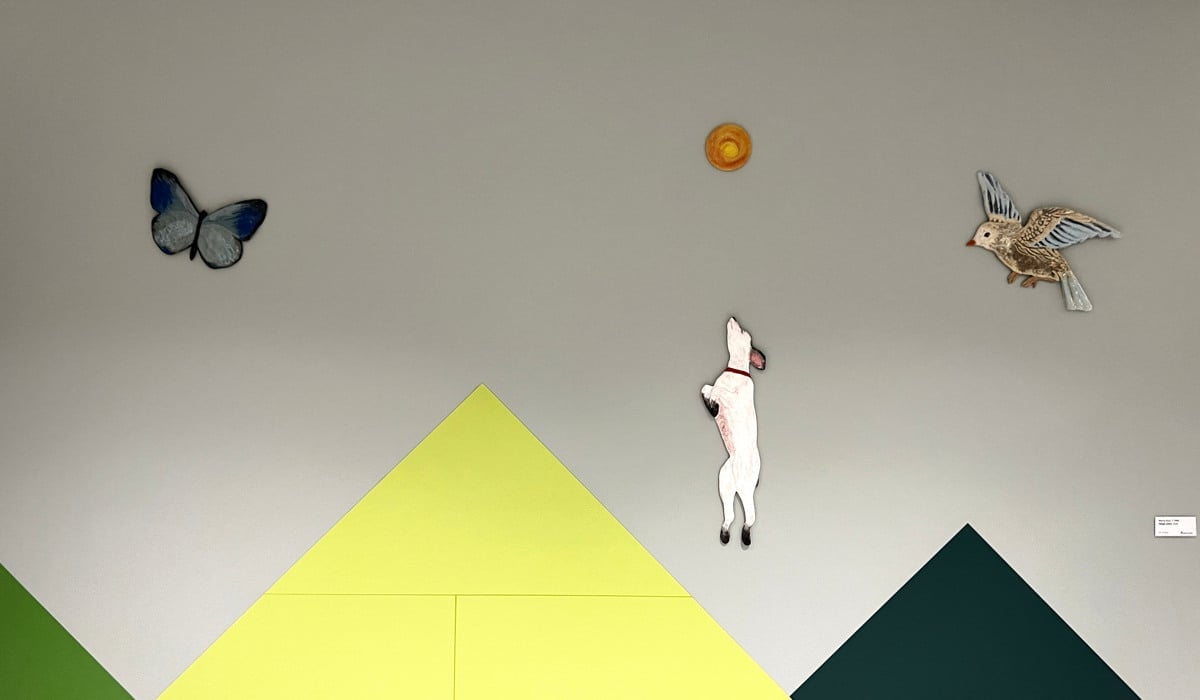 En målning av en person som sträcker sig upp i luften.