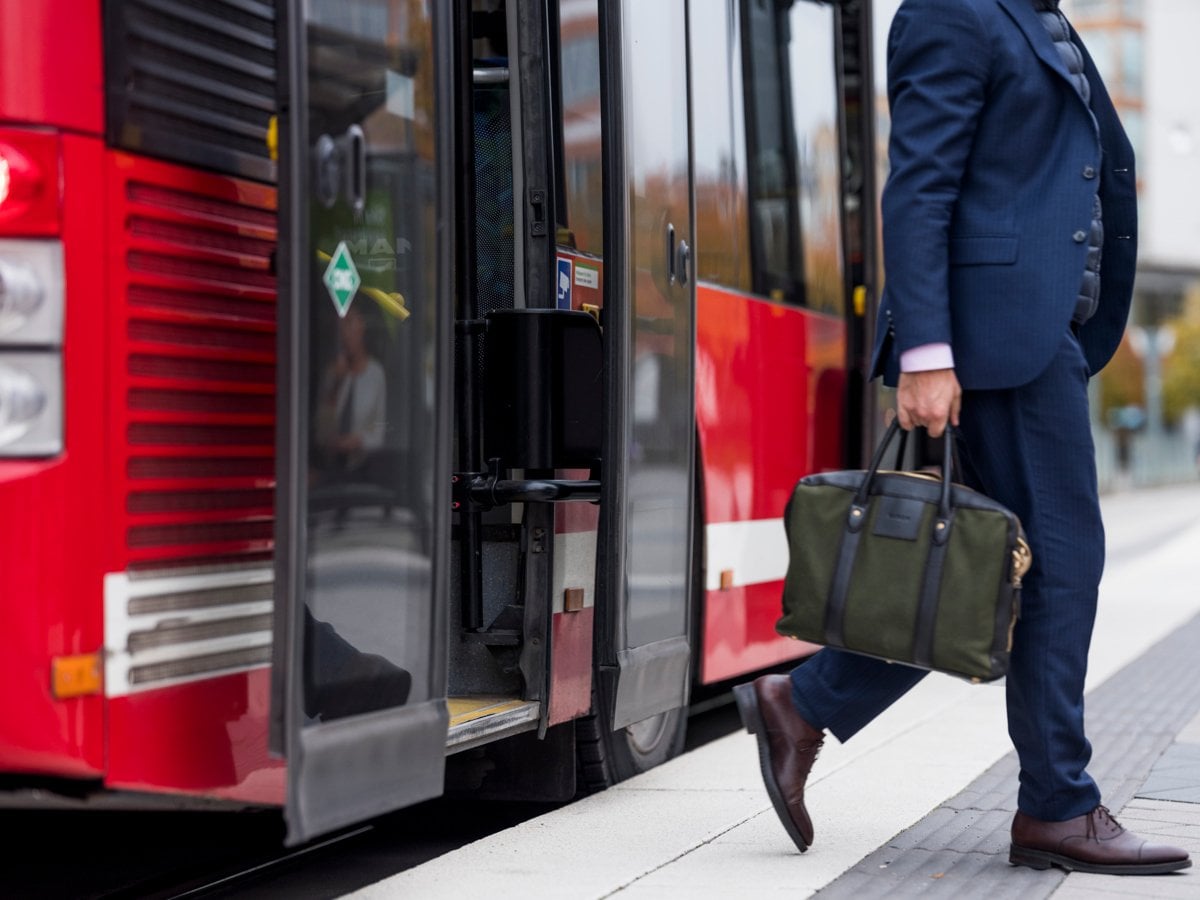 Buss står vid busshållsplats och tar emot resenärer