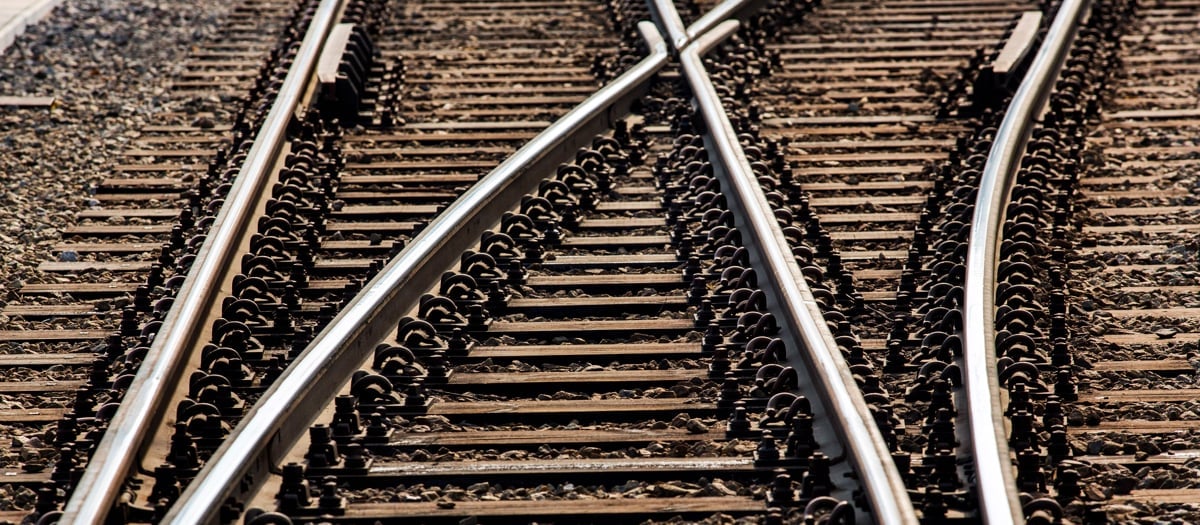 En närbild på tågspår.