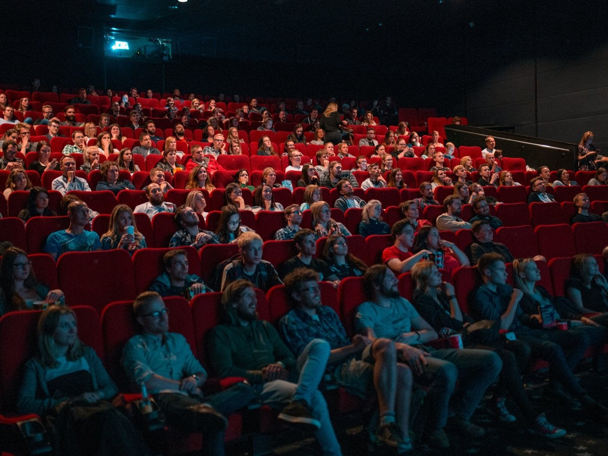 En biografsalong fullsatt med publik som tittar på film