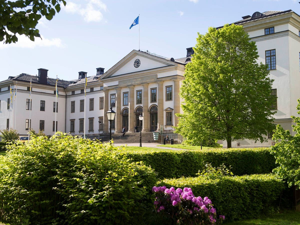 Bild på landstingshuset i sommarskrud. Landstingshuset är beläget på Hantverkargatan på Kungsholmen.
