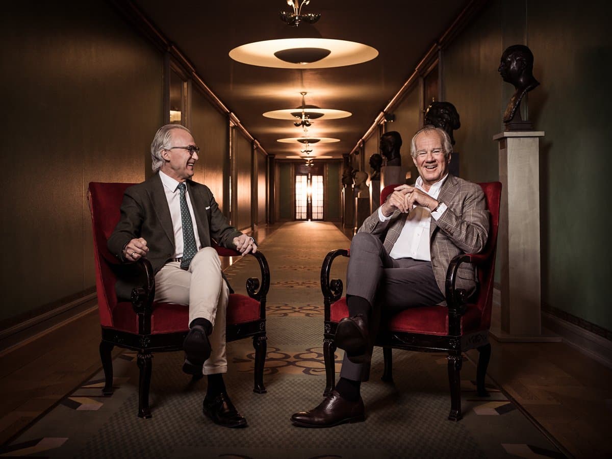 Setfan Forsberg och Stefan Persson sitter i korridor i Konserthuset.