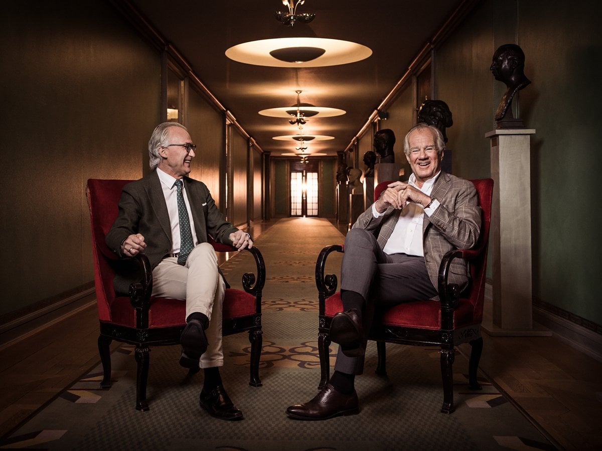 Setfan Forsberg och Stefan Persson sitter i korridor i Konserthuset.