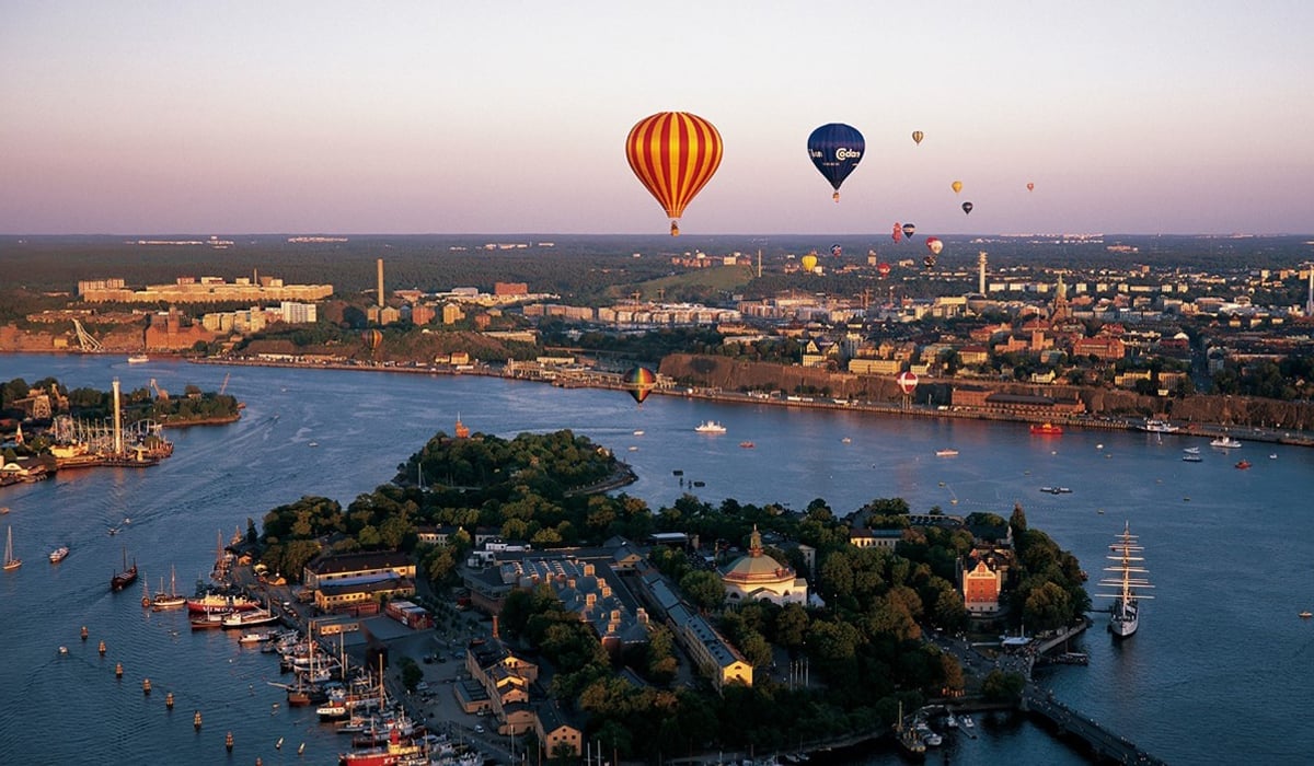 Flygbild över Skeppsholmen. I bakgrunden syns Nacka. Vi ser också flertalet färgglada luftballonger