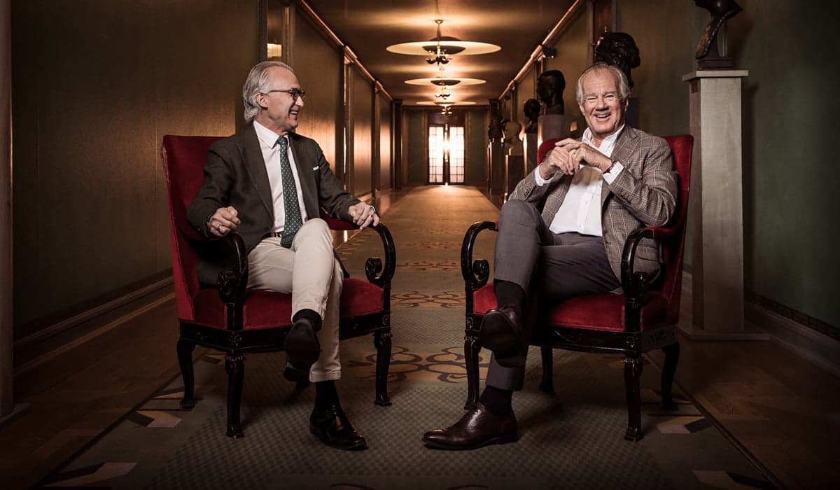 Stefan och Stefan i varsin stol i en dramatiskt ljussatt korridor på Konserthuset.