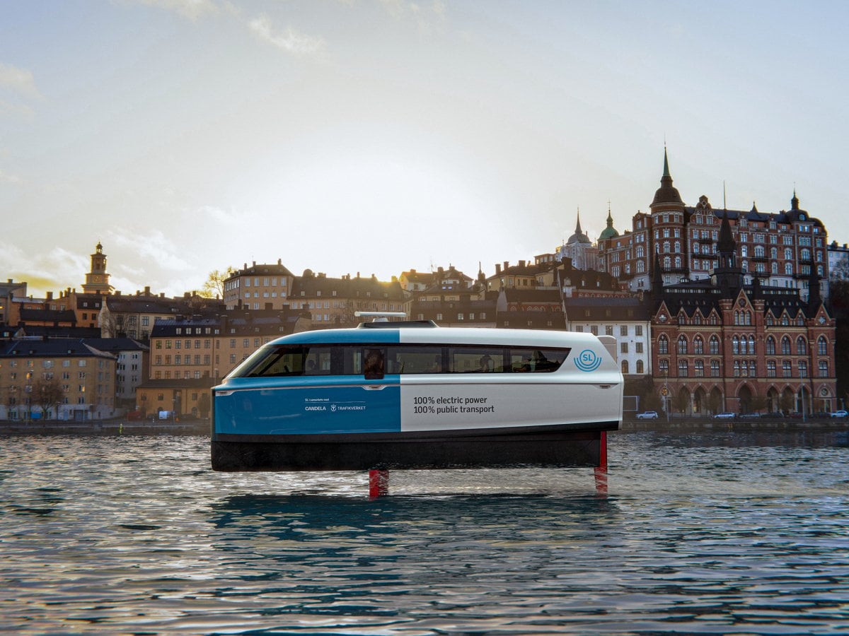 Bärplansbåt i färgerna blå och vit och med en SL-logga på sidan.