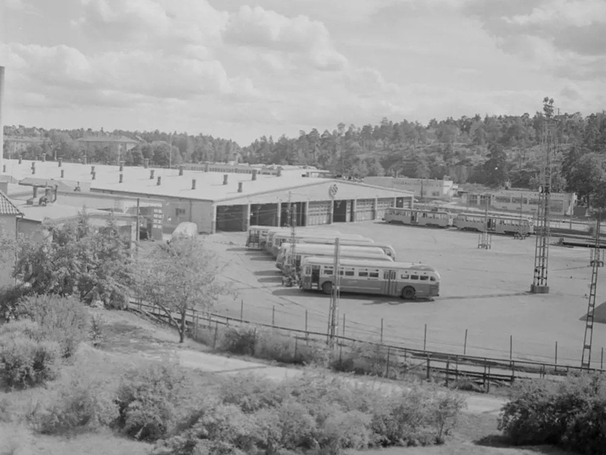 Bussar står uppställda utomhus på Brommadepån 1959