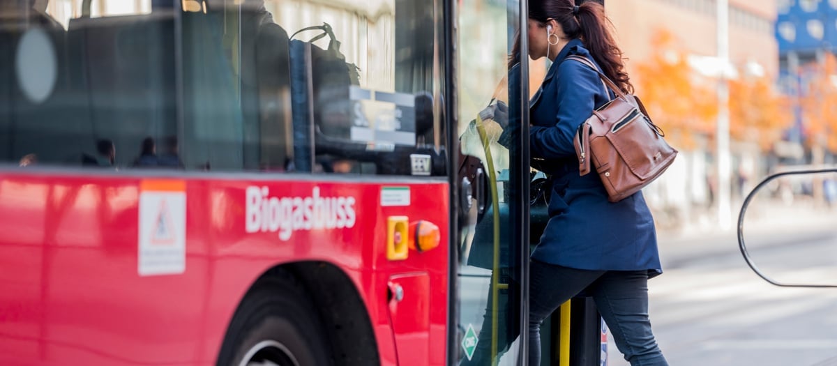 Buss står vid busshållsplats och tar emot resenärer