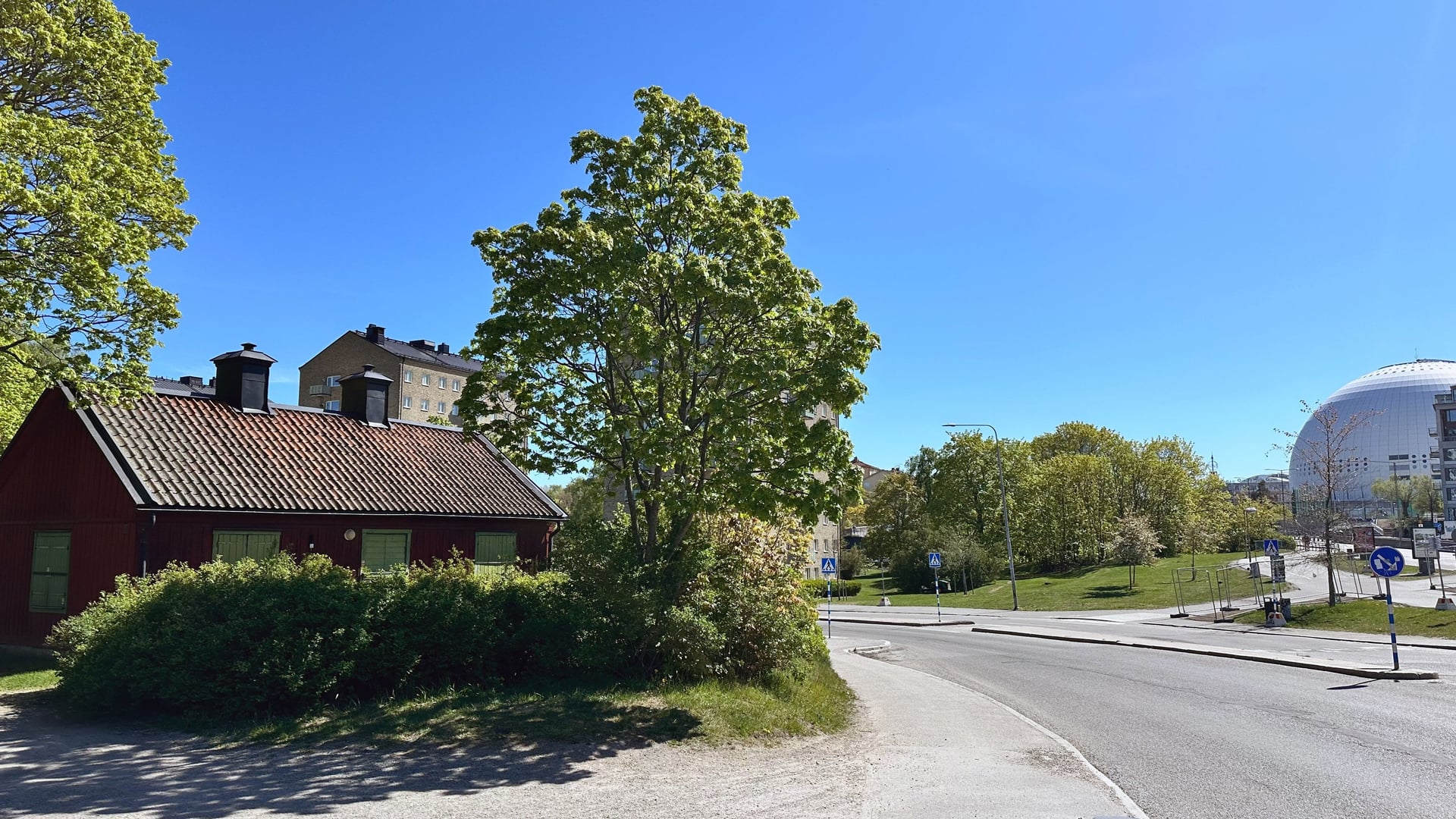 Ett rött hus som står vid sidan av en väg.
