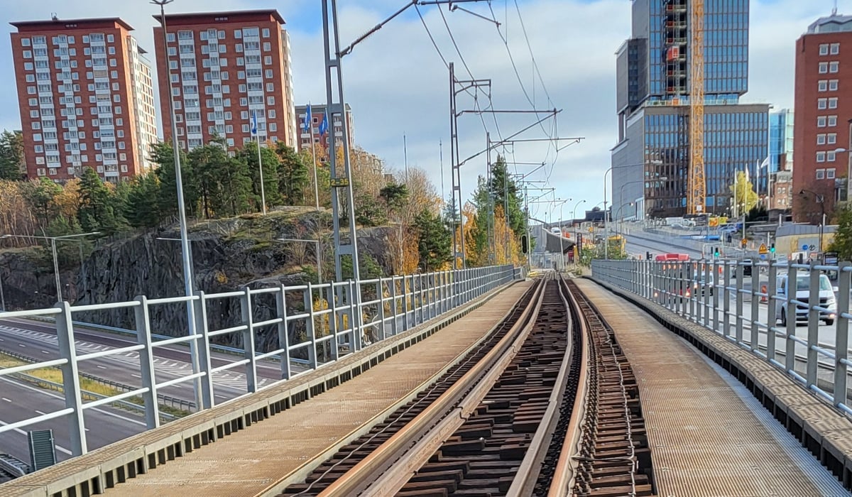 Saltsjöbanans bro över Värmdöleden sedd ovanifrån