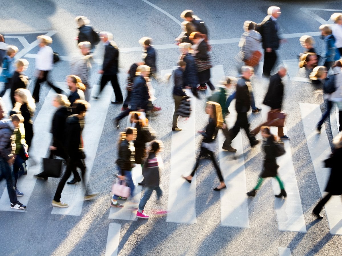 foto på människor som går över ett övergångsställe