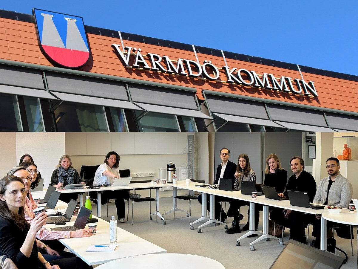 Bilden visar Värmdö kommunhus fasadskylt samt grupp med människor i möte