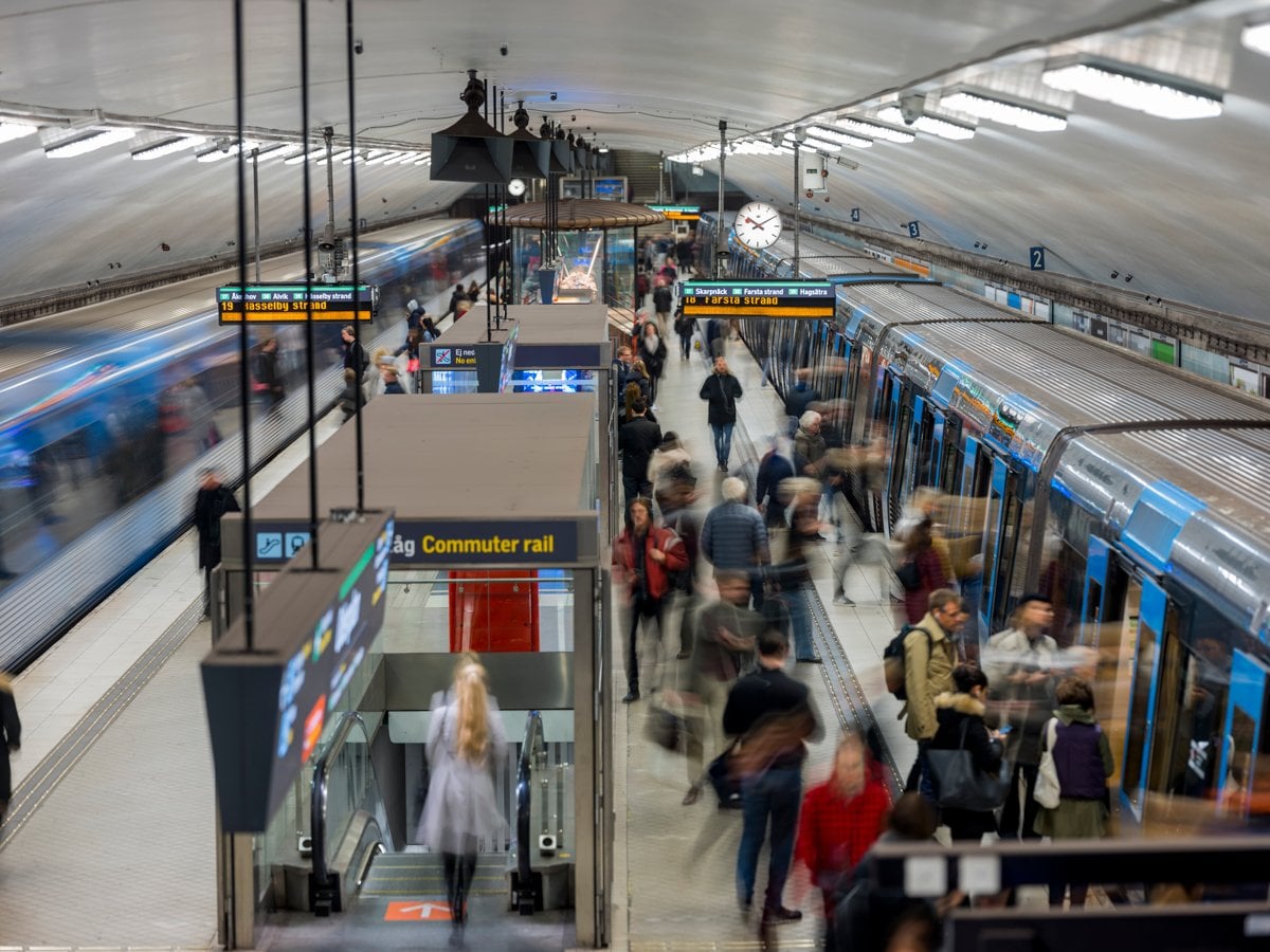 Mycket folk som går av och på ett tunnelbanetåget. Ett myller av folk i rörelse