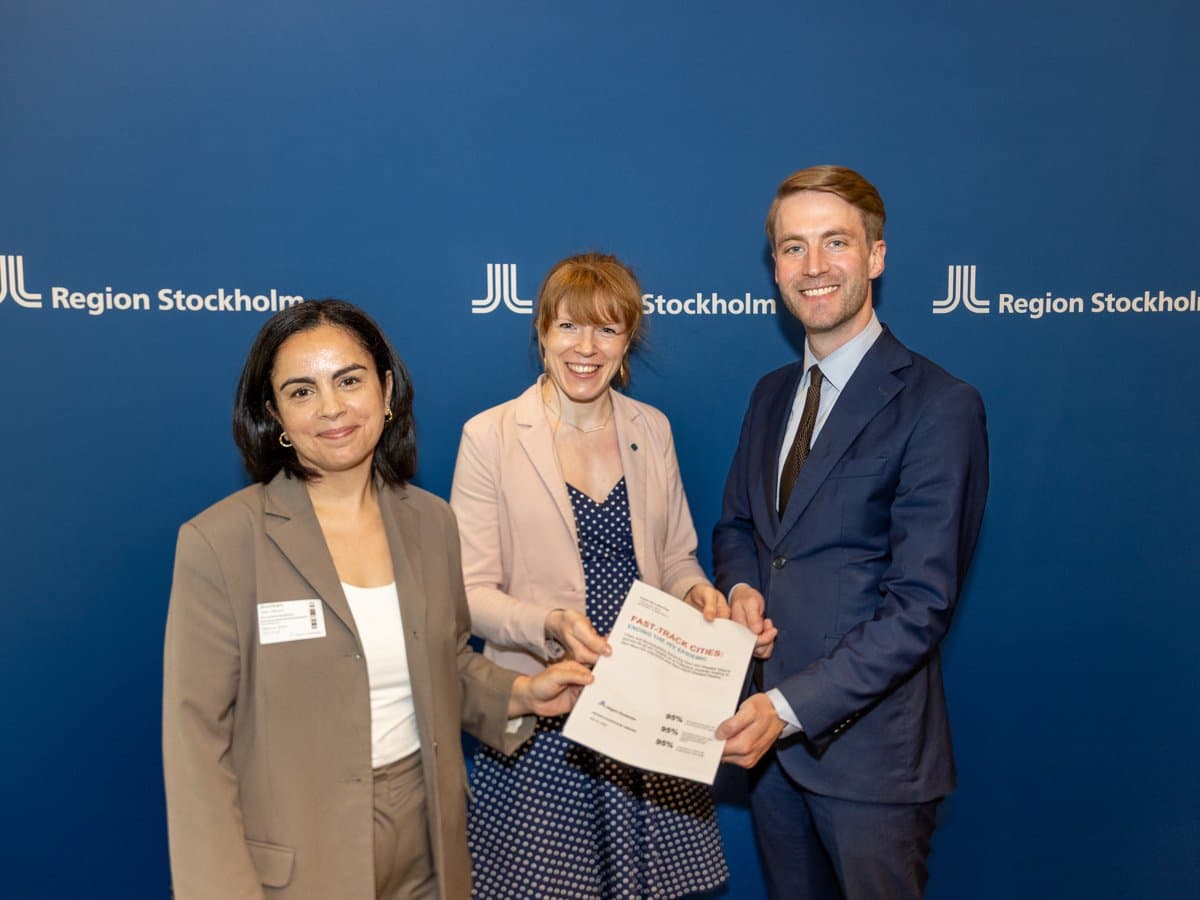 En grupp människor som står bredvid varandra.