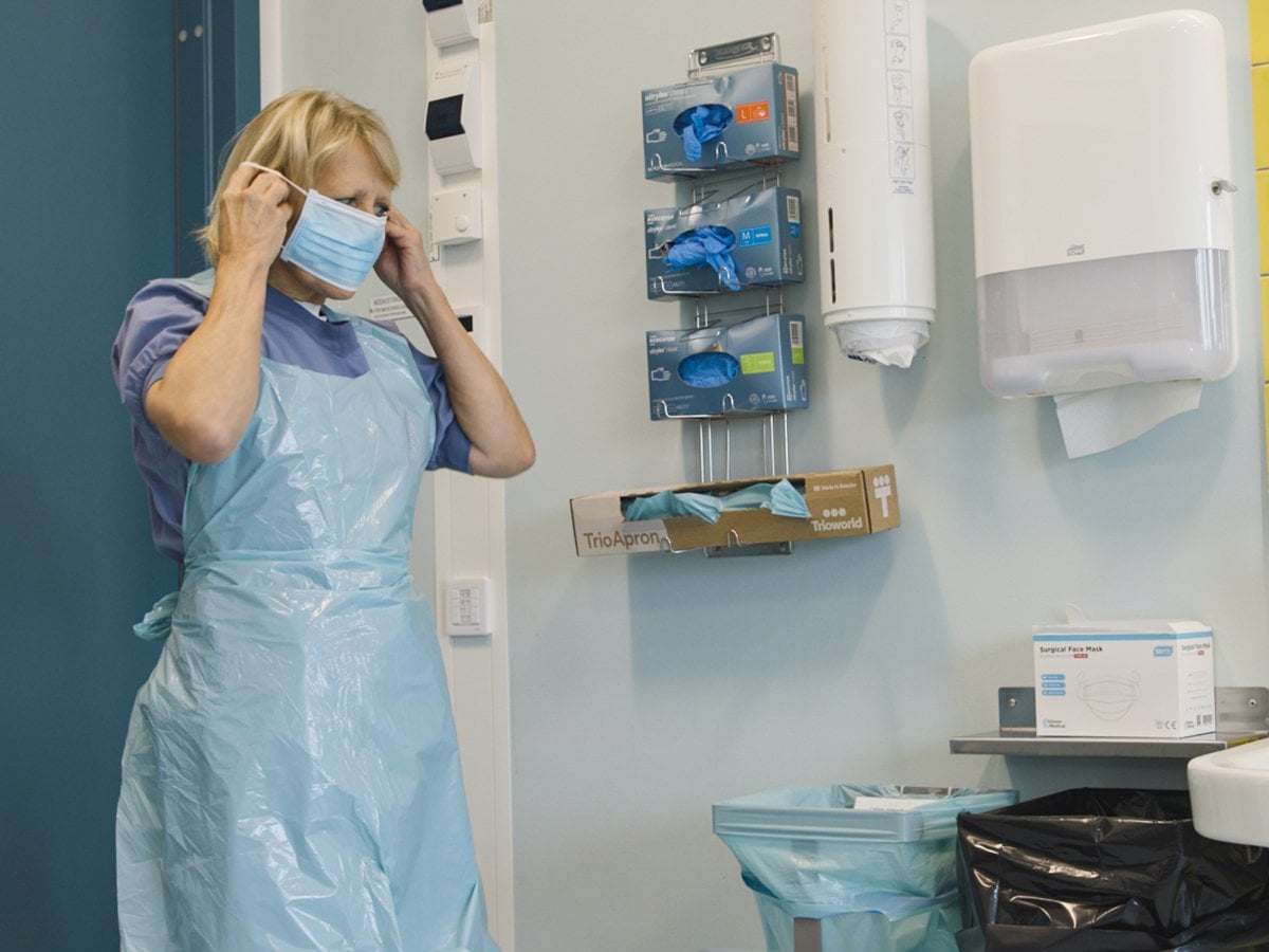 Foto på en sjuksköterska som bär ett cirkulärt förkläde.