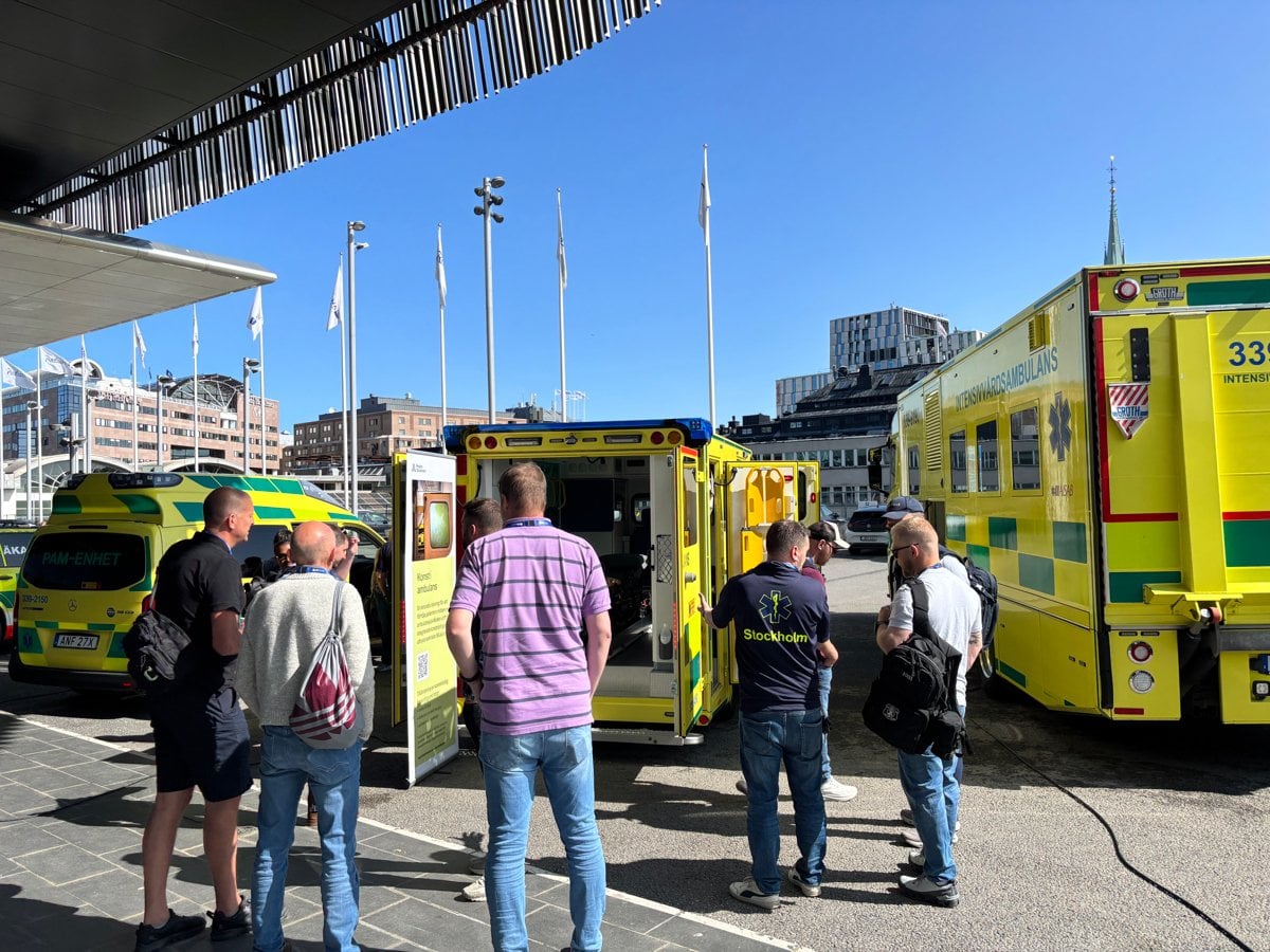 Besökare framför ambulansfordon vid EMS-kongressen 2025.