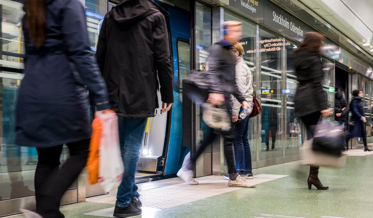 Människor går av och på pendeltåget