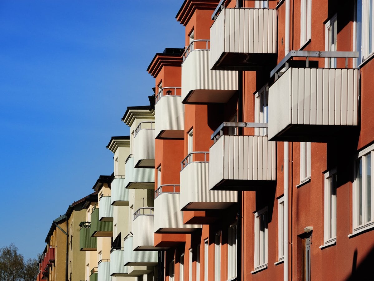 Bostäder med små vita balkonger.
