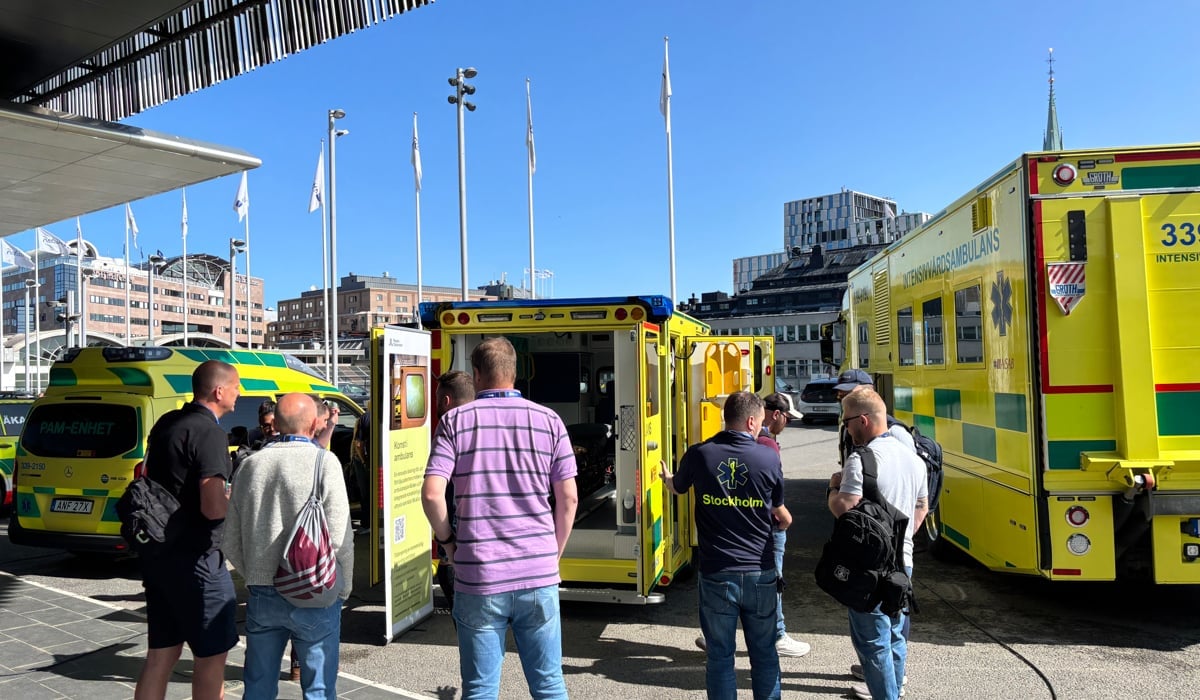 Besökare framför ambulansfordon vid EMS-kongressen 2025.