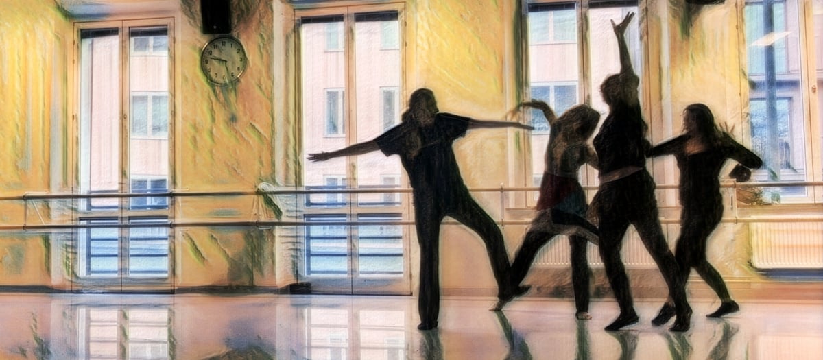 En illustration av en grupp människor som dansar i ett stort rum.