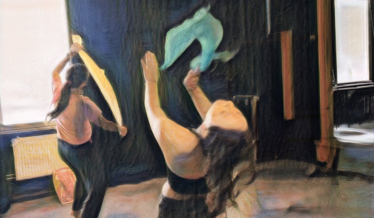 Några personer som dansar i ett rum.