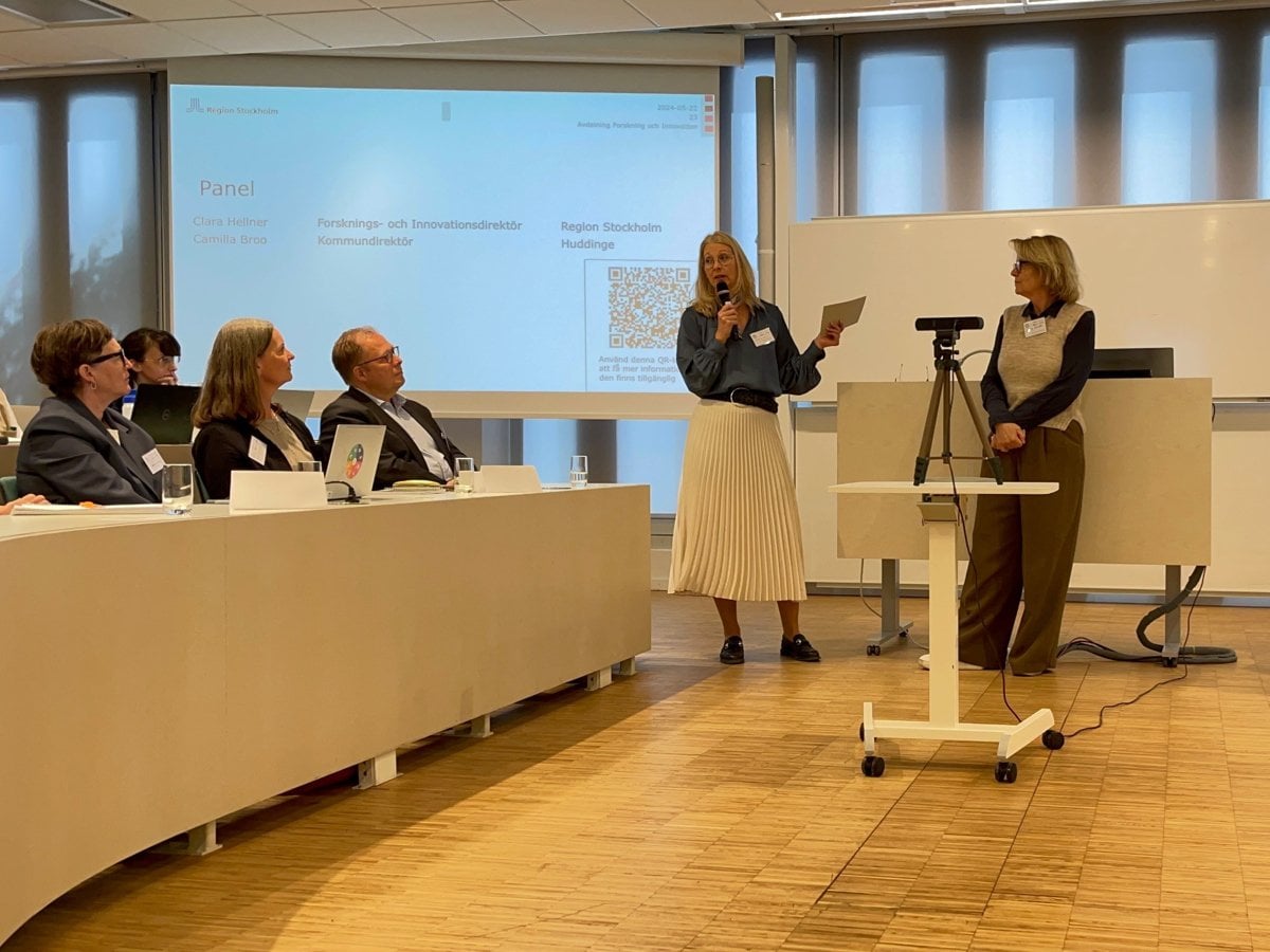 Bild på deltagare i panelsamtal; Camilla Broo kommundirektör i Huddinge, Jenny Fürstenbach projektledare, Gabriella Dahlberg, Avdelningschef Avdelningen för Lärande, stöd och myndighet, Lidingö Stad, Ulrika Strandberg, Chef Lärande- och kulturförvaltningen Lidingö, Stefan Heinebäck, Chef Omsorgs- och Socialförvaltningen Lidingö.