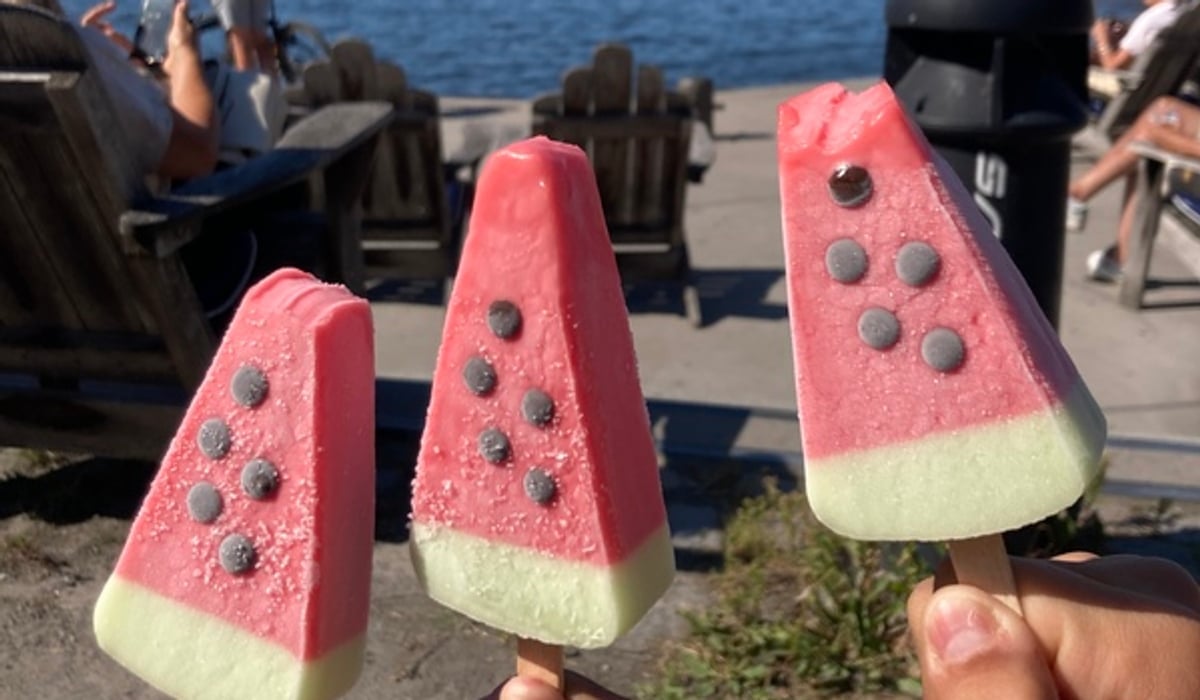 Bild på tre händer som håller varsin isglass. Det är sommar, livet leker