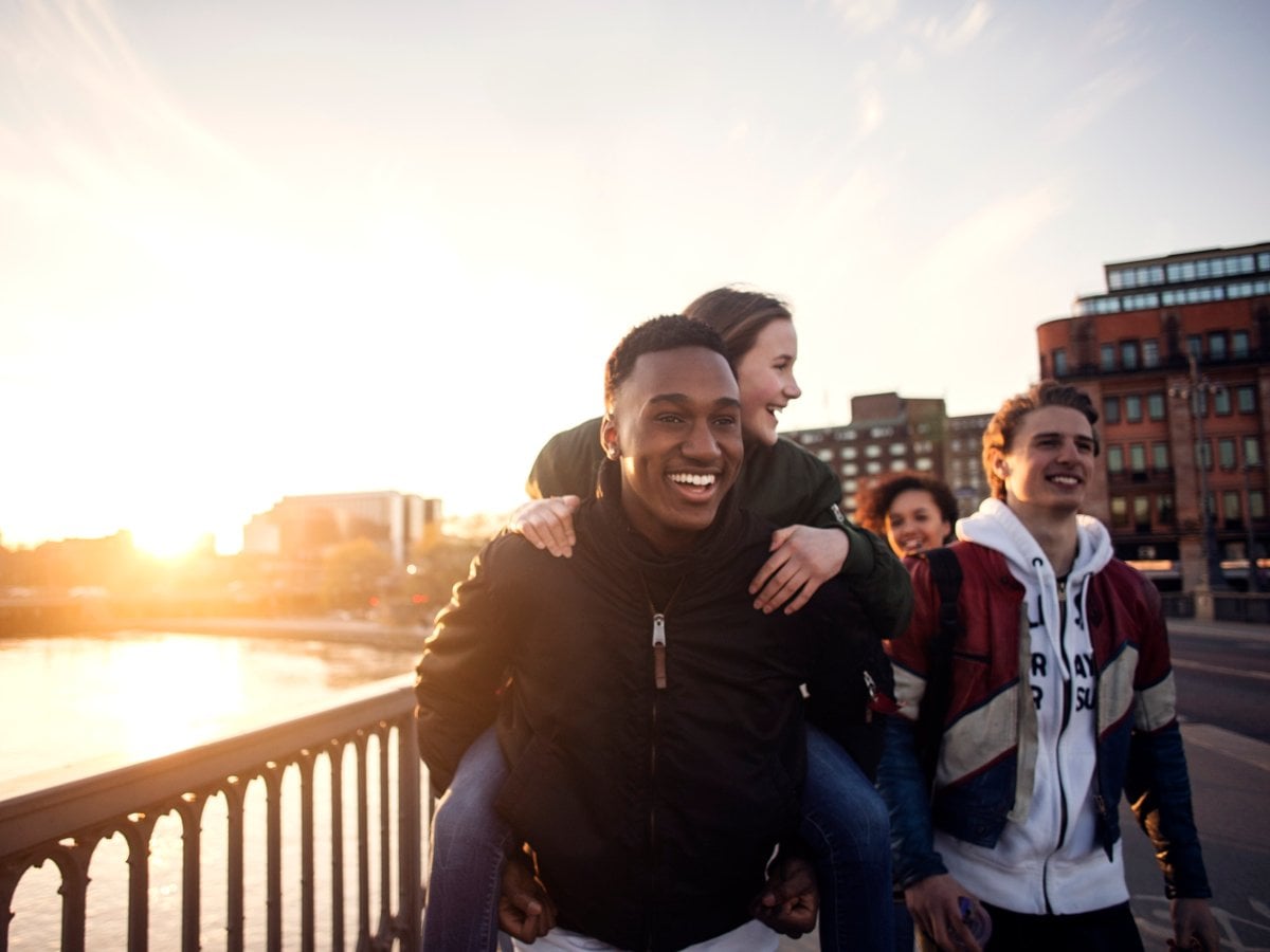 Ungdomar i centrala Stockholm med solnedgång i bakgrunden