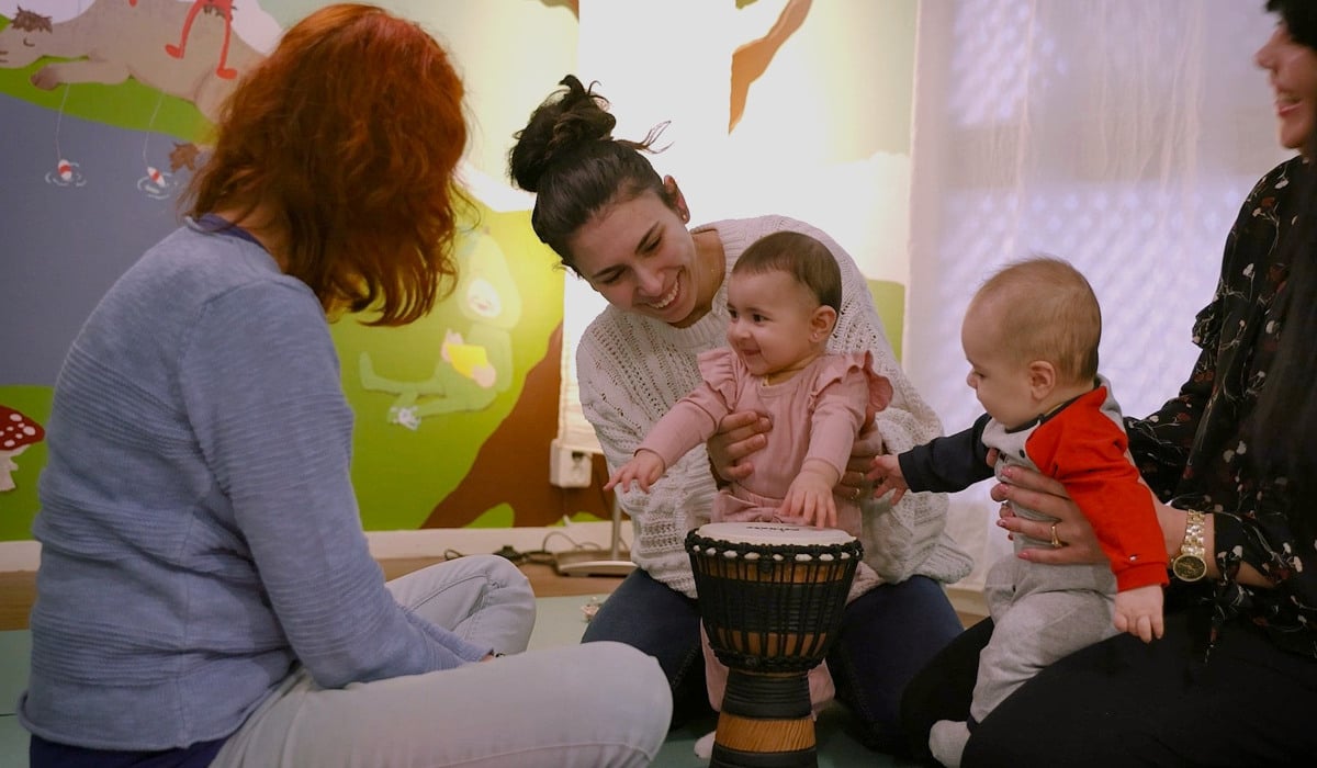 En grupp människor som sitter runt en trumma.
