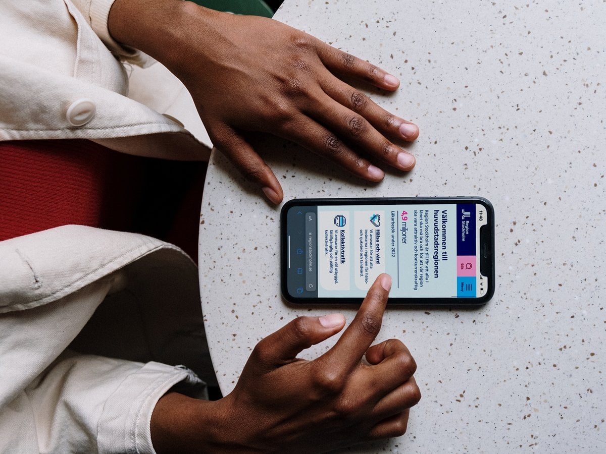 En person som sitter och skrollar på mobilen