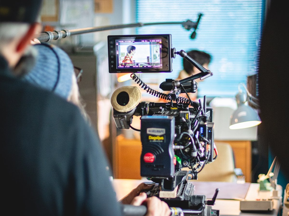 Närbild på filmkamera under filminspelning.