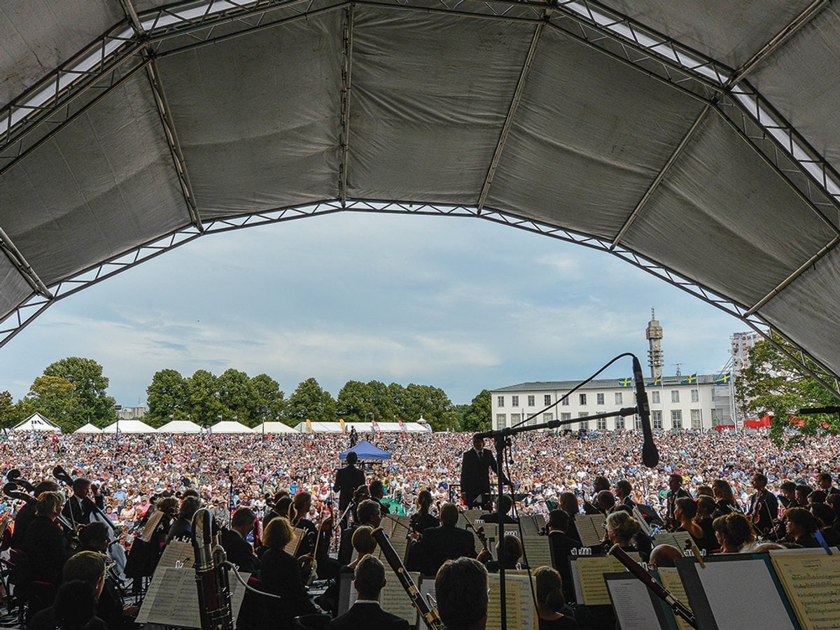 Utomhuskonsert framför en folkmassa.
