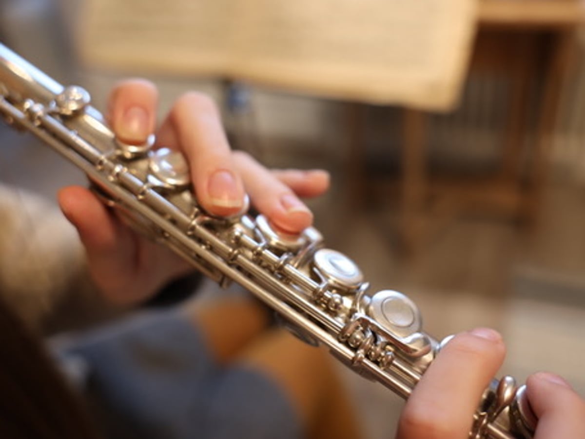 Händer spelar instrument