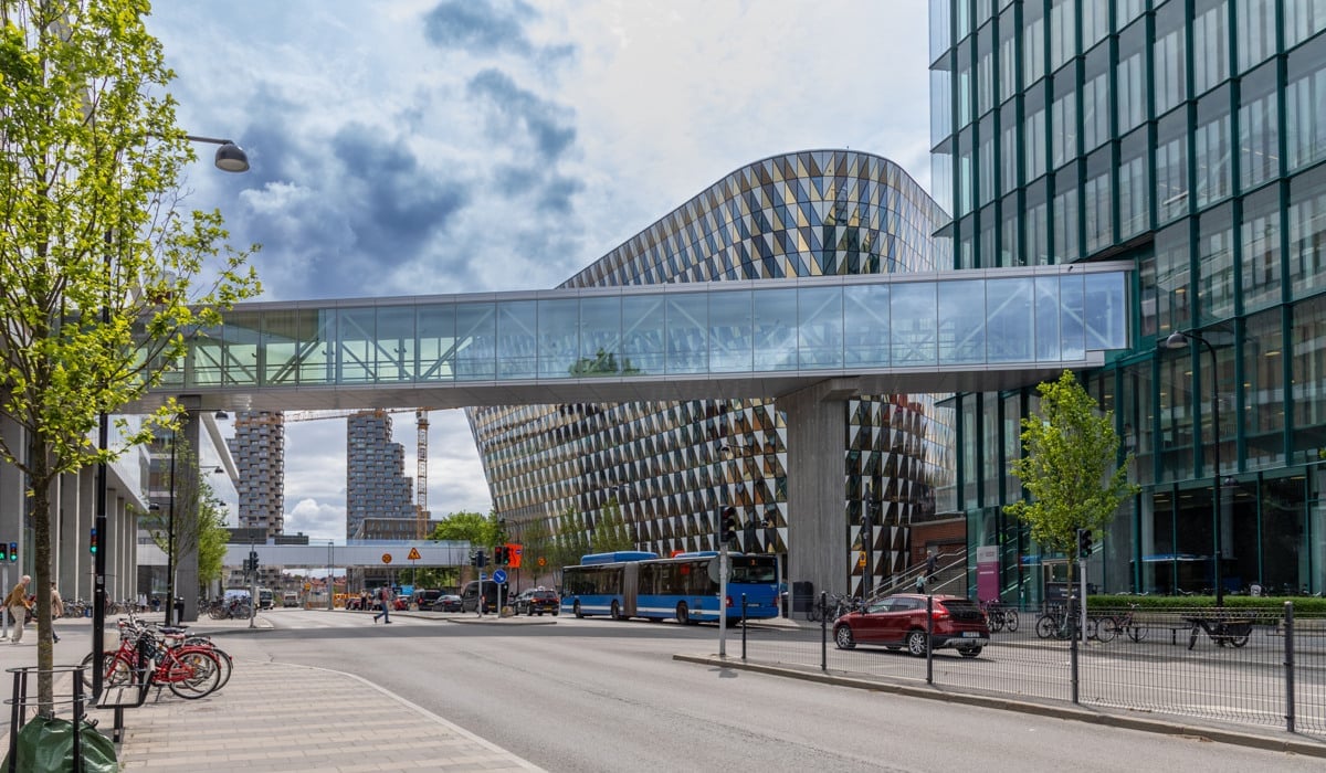 En gata i en stad med en bro över.