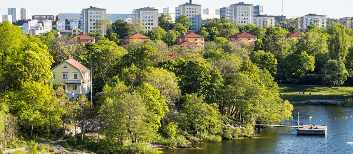 En sommarbild över Stockholm där det finns både vatten och grönområden.