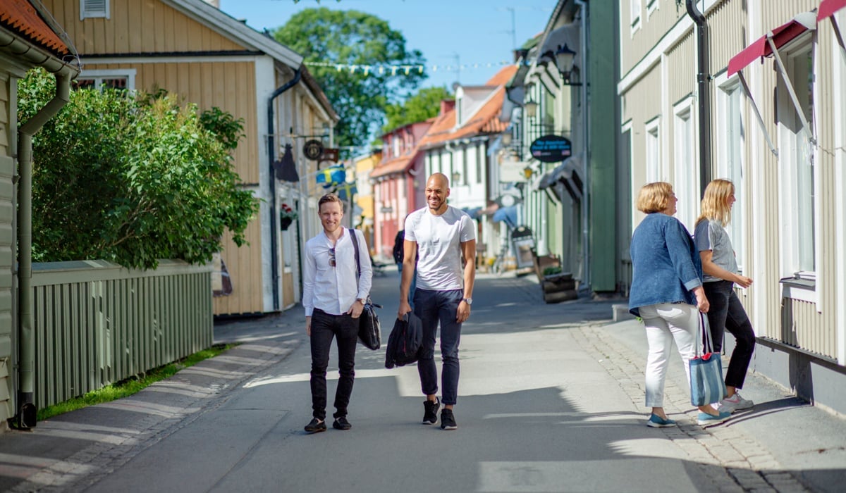Människor som strosar på Storgatan i Sigtuna