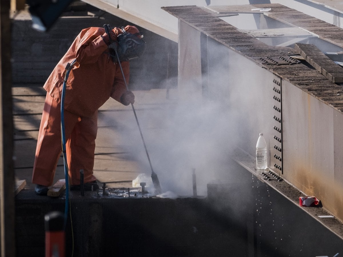 Bilden visar vattenbilning på Söderströmsbron sommaren 2018